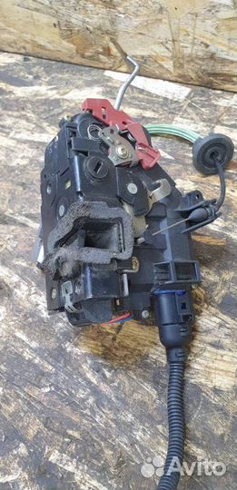 Замок двери задний левый Audi A8 D3