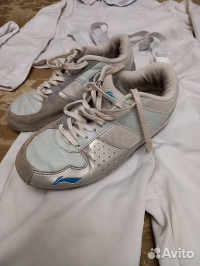 Кроссовки, элекртокуртка, фехтовальная форма