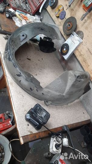 Передний правый подкрылок додж стратус