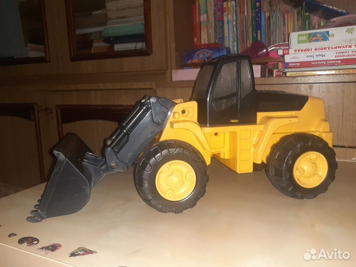 Игрушка трактор большой