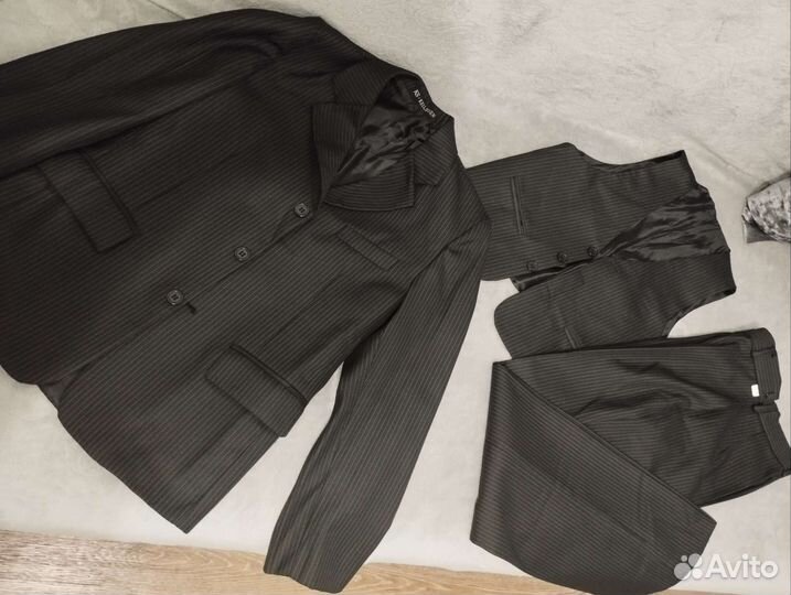 Школьный костюм для мальчика новый 128