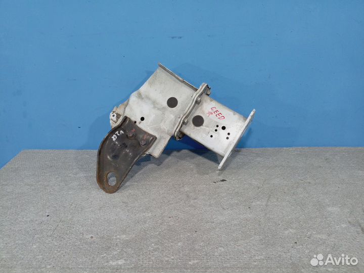 Кронштейн усилителя переднего бампера правый Kia C