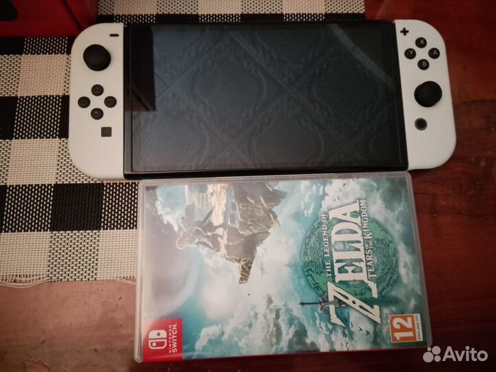 Nintendo Switch oled с игрой The Legend of Zelda: