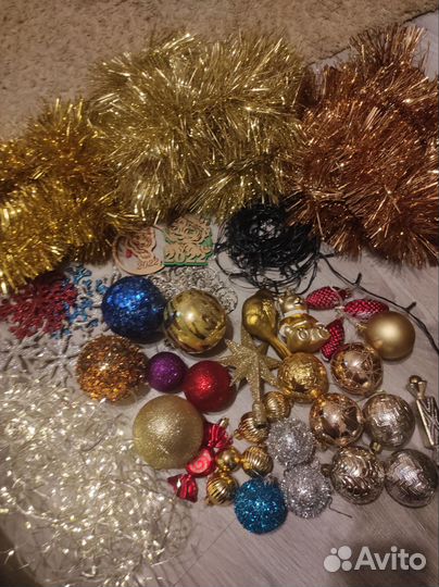 Ёлочные игрушки, гирлянды