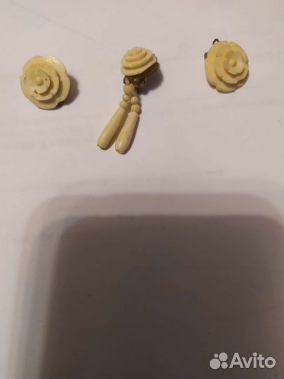 Бусины и другие предметы, из наткамня для поделок