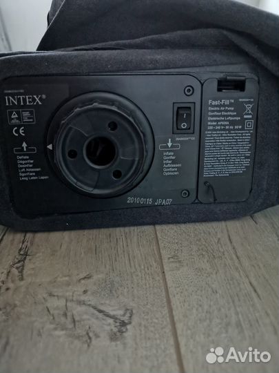 Надувной двуспальный матрас с насосом Intex