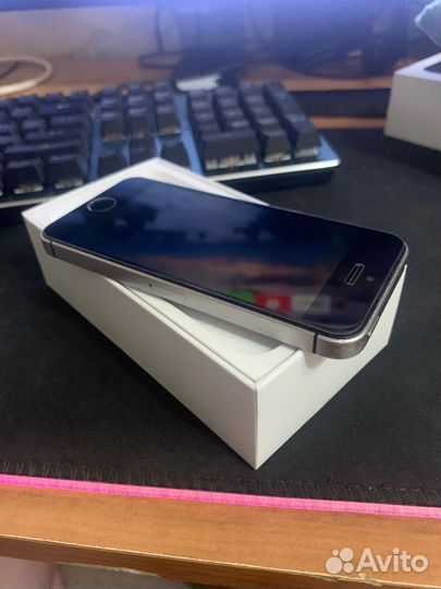 Телефон iPhone SE