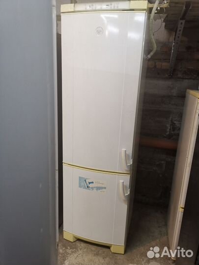 Холодильник Electrolux ERF3700