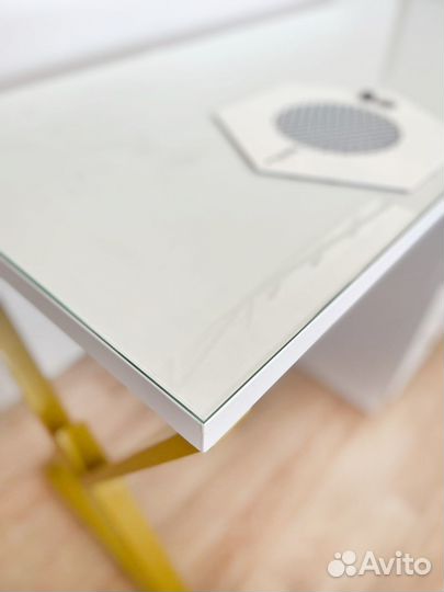 Маникюрные столы с металлической ножкой