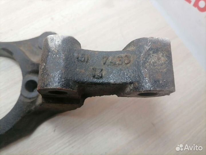 Поворотный кулак правый Opel Astra H