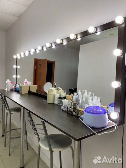 Гримерное зеркало со столом
