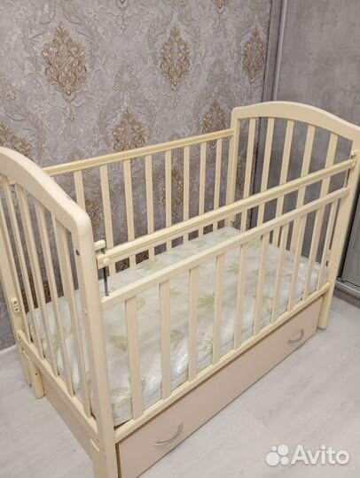 Детская кроватка с маятником и ящиком