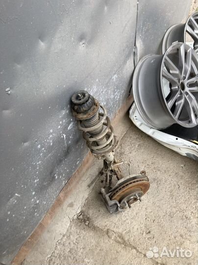 Стойка амортизатора левая Hyundai Solaris Kia Rio