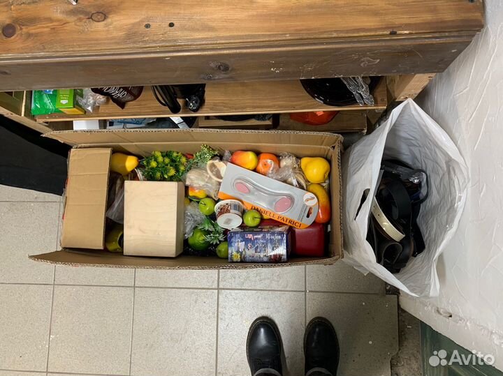 Большая коробка и пакет новых вещей