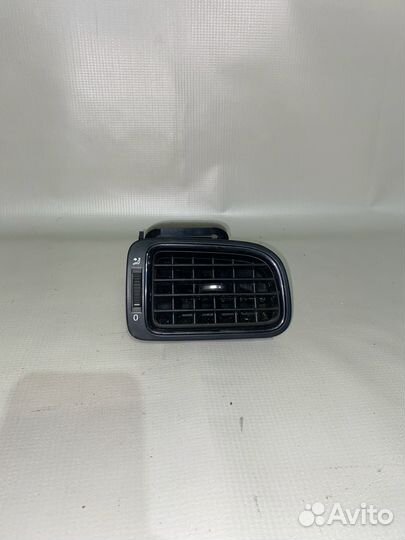 Volkswagen Polo 09- Дефлектор воздушный правый 429