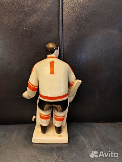 Фарфоровая статуэтка вратарь