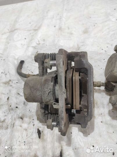 Суппорт В сборе toyota avensis corolla verso ADT25