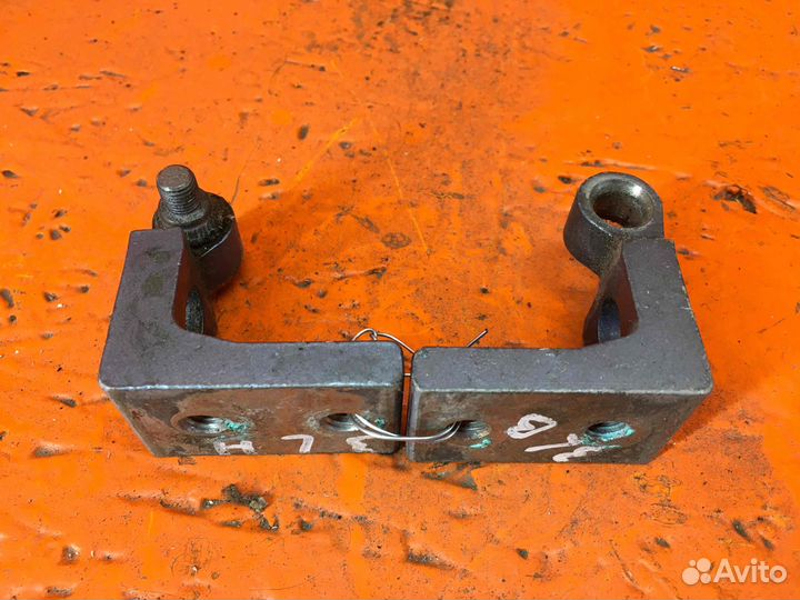 Петля двери Skoda Octavia