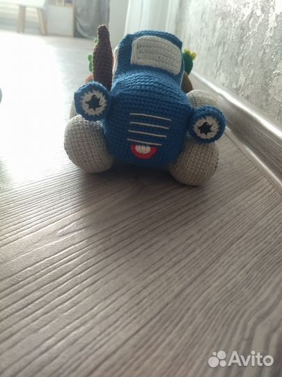 Синий трактор вязаный