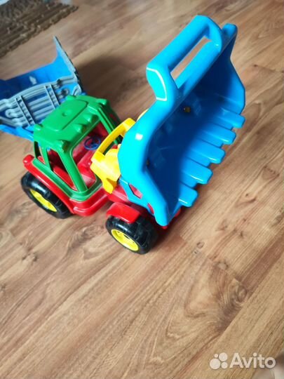 Большой трактор с прицепом