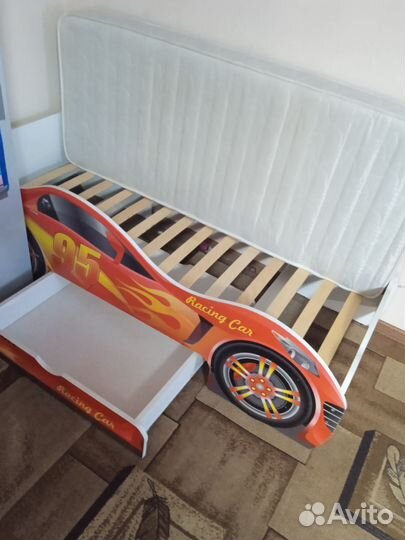 Детская кровать машина