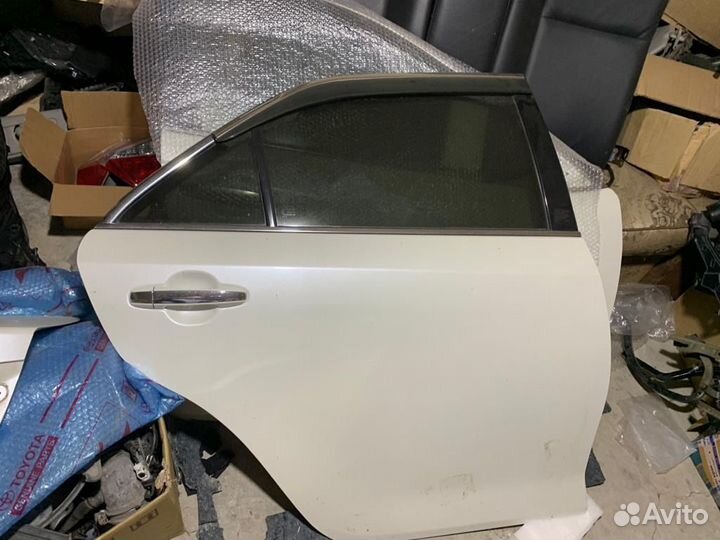 Задняя правая дверь на Toyota camry /55