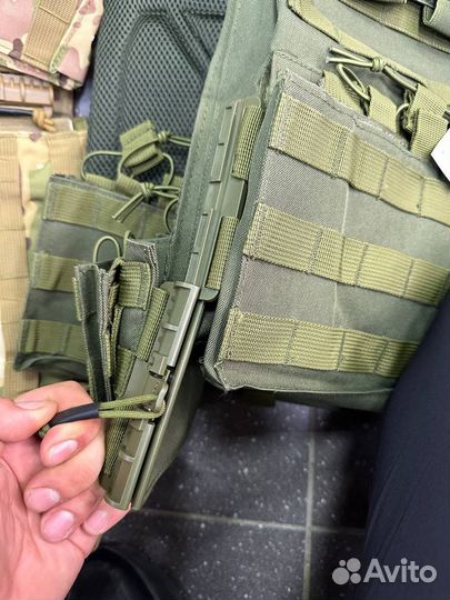 Бронежилет с подсумкамии олива