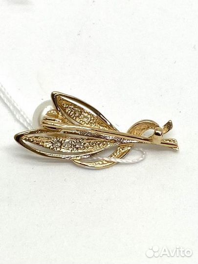 Золотая брошь с камнем