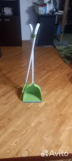 Совок с веником зелёного цвета. Не пользовались