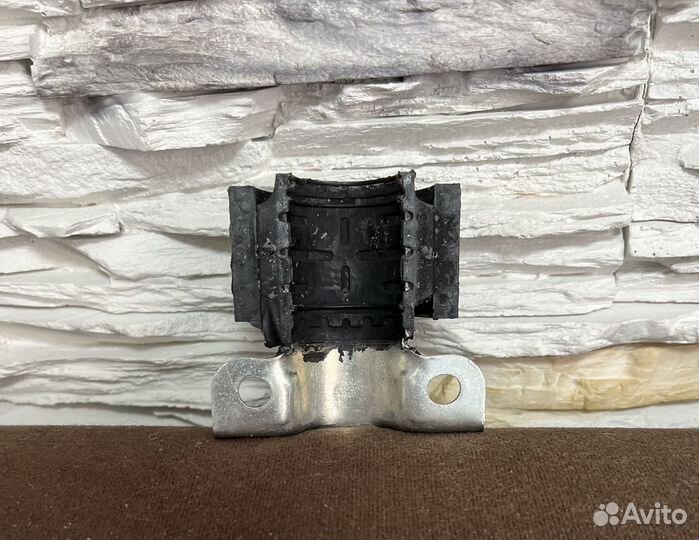 Скоба опоры стабилизатора Mercedes-benz