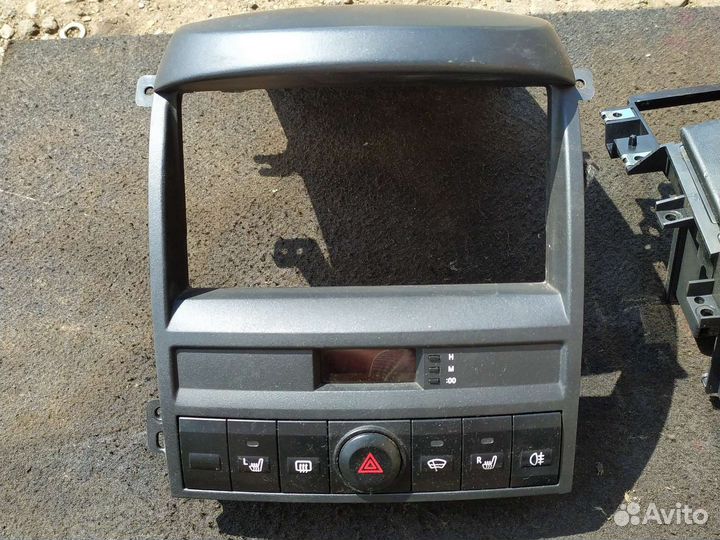 Накладка магнитолы KIA sorento 2005г. 2.5 aт