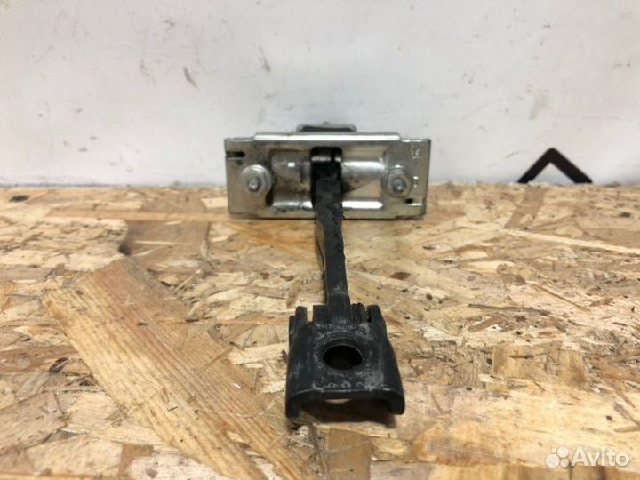 Ограничитель двери передний правый Opel Corsa D