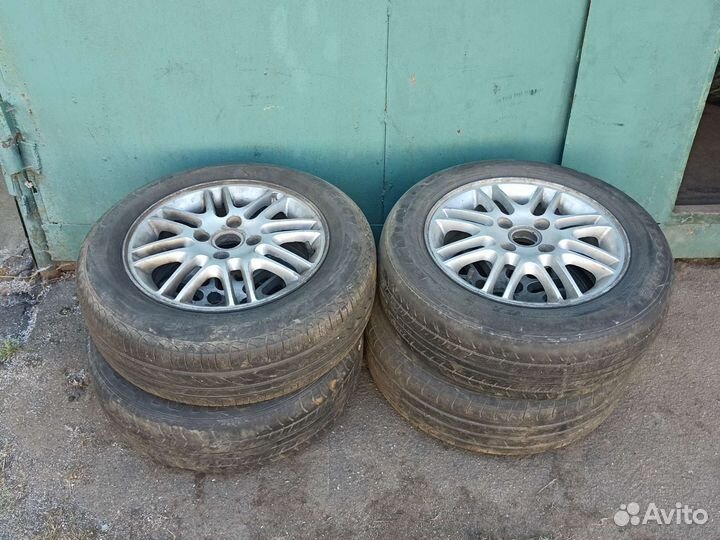 Комплект литых дисков Ford R15 с летней резиной