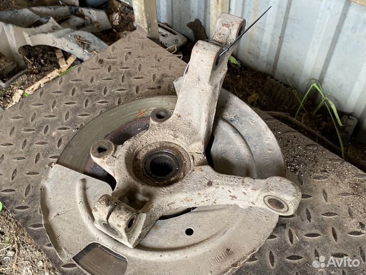 Кулак поворотный левый правый Рено Логан1