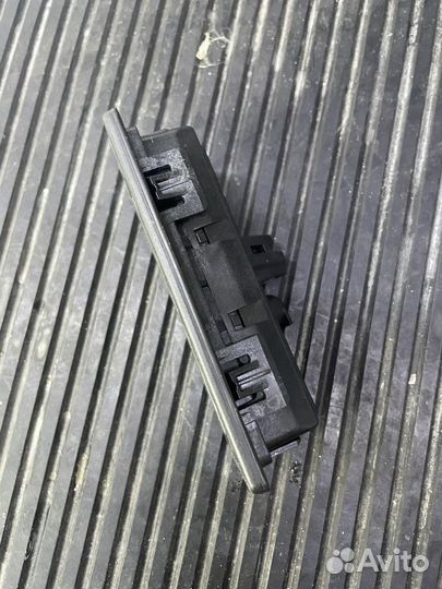 Кнопка открывания багажника VAG