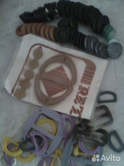 Нитки. пуговицы,пряжка со стразами,фурнитура