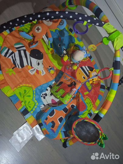 Развивающий коврик с игрушками