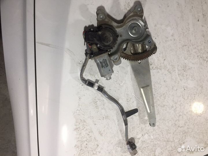 Стекло под емник задней правой двери toyoта100