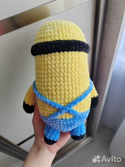 Вязаная игрушка миньон