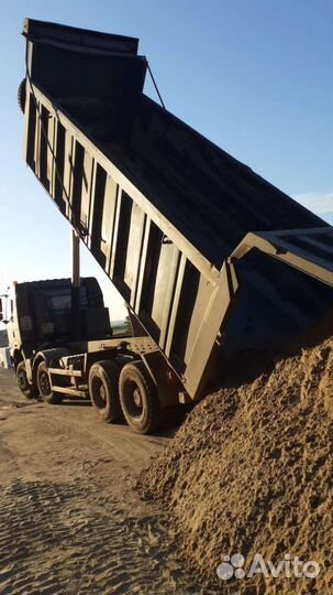 Водитель самосвала