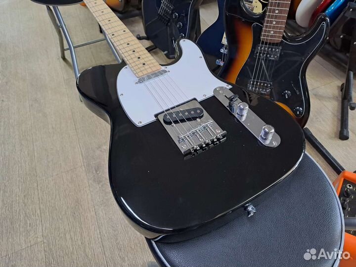 Электрогитара чёрная телекастер