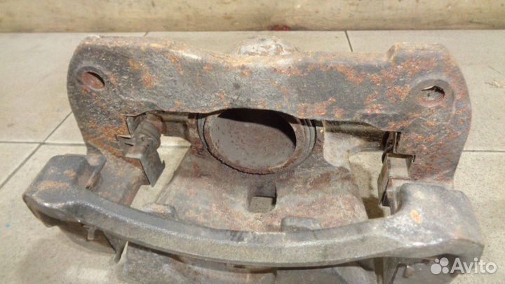 Суппорт передний правый Toyota Camry 40