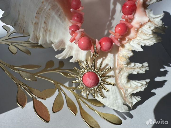 Колье из натуральных камней с золотой подвеской