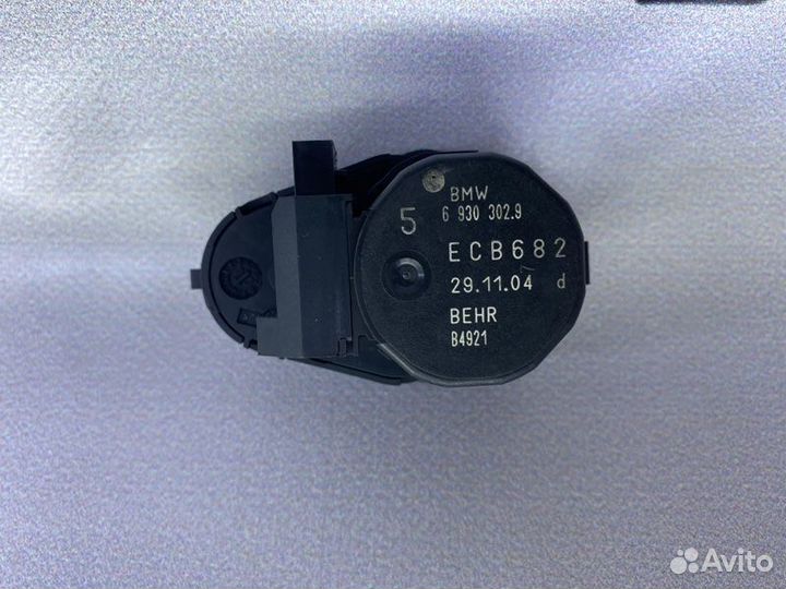 Сервопривод заслонки печки правый Bmw 5 E60