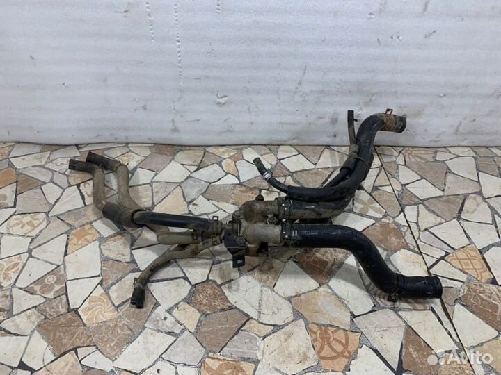 Тройник термостат. Kia Rio хэтчбэк 1.4 G4EE 2011