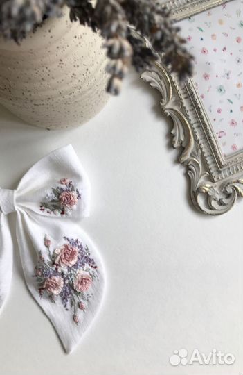 Бант льняной с вышивкой со всех сторон