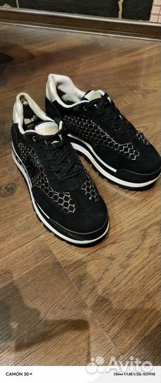 Кроссовки женские