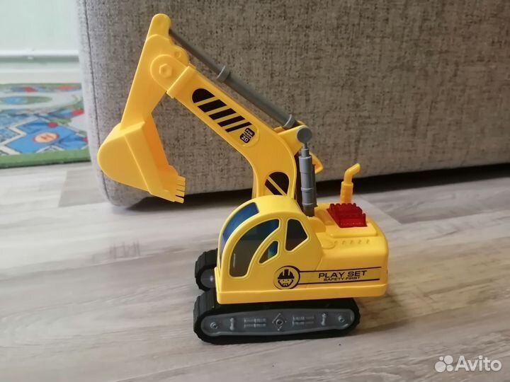 Седельный тягач и экскаватор