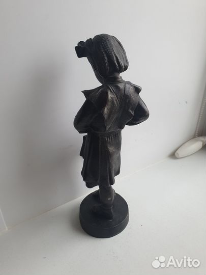 Девочка с портфелем