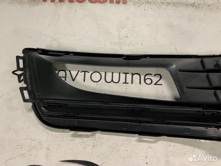 Окантовка противотуманной фары левая на Volkswagen